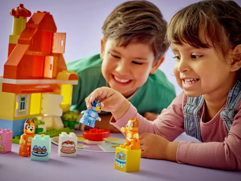 LEGO Casa de familie a lui Blue cu un joc de memorie