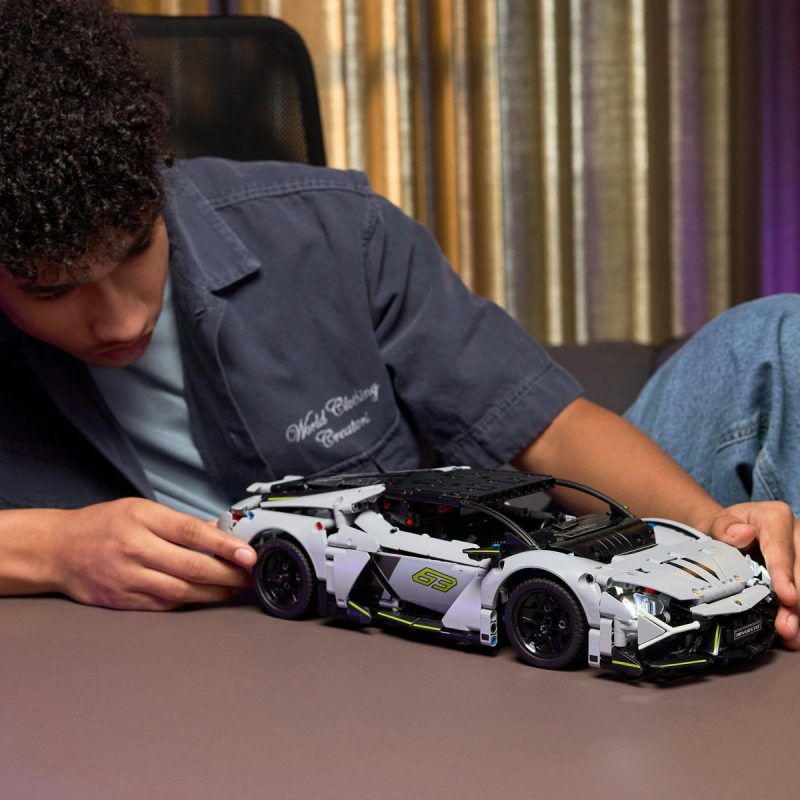 LEGO Supermașina sport Lamborghini Revuelto