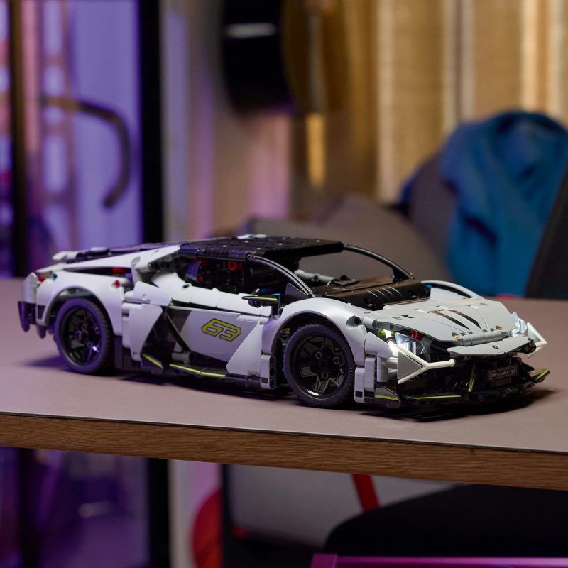 LEGO Supermașina sport Lamborghini Revuelto