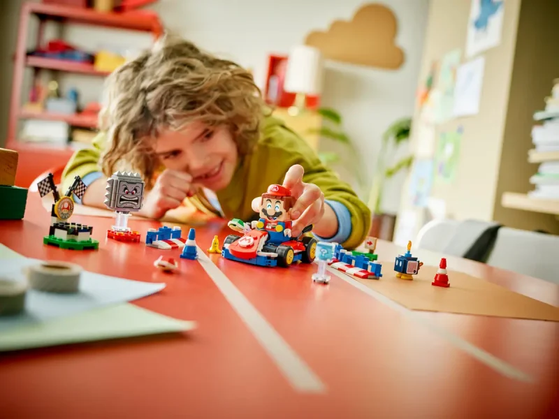 LEGO Mario Kart™ – LEGO® Mario™ interactiv și Standard Kart