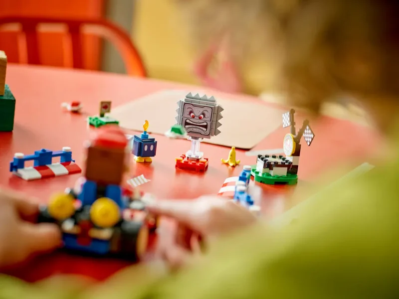 LEGO Mario Kart™ – LEGO® Mario™ interactiv și Standard Kart