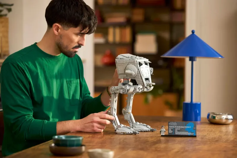LEGO Robotul biped AT-ST™