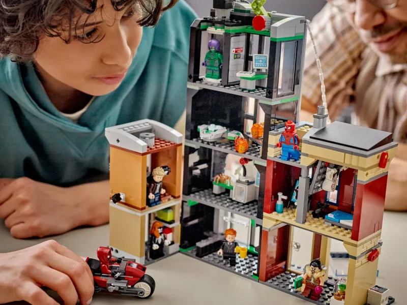LEGO Omul-Păianjen vs Oscorp