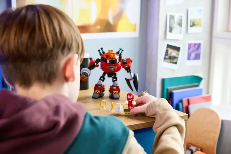 LEGO Knuckles vs. Dr. Eggman și robotul Egg Crusher