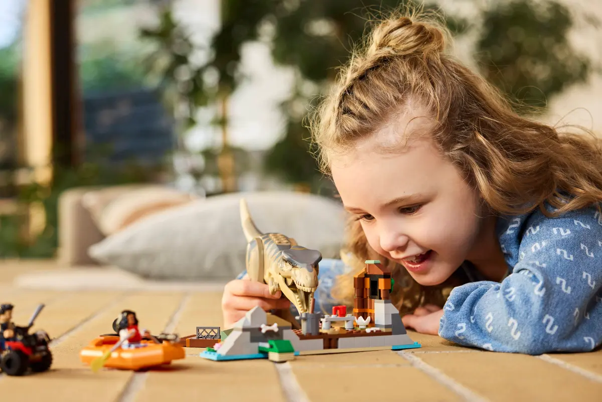 LEGO Evadare pe râu din calea unui T. rex