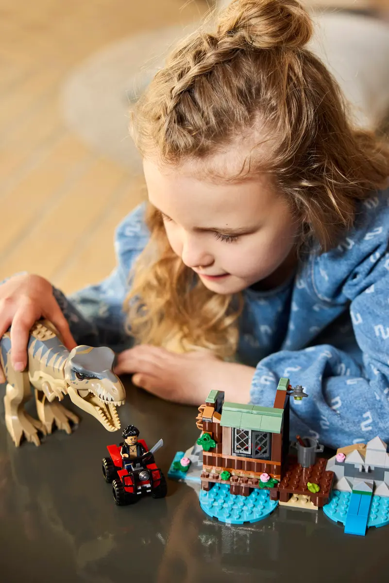 LEGO Evadare pe râu din calea unui T. rex