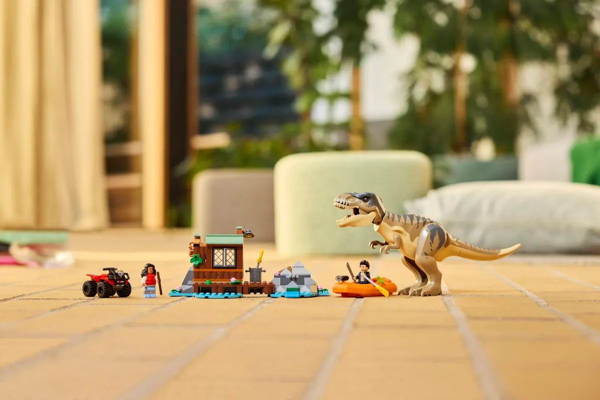 LEGO Evadare pe râu din calea unui T. rex