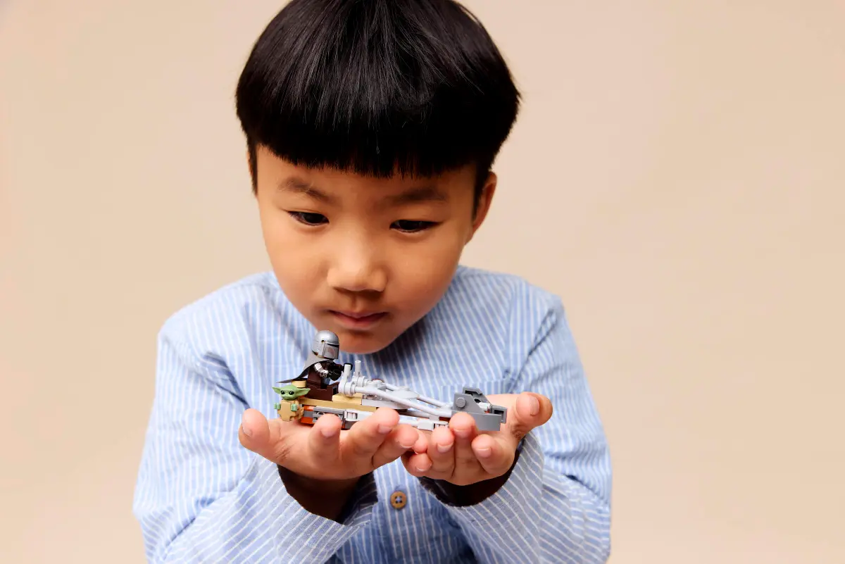 LEGO Motocicleta rapidă a lui Mandalorian și Grogu - imagine 3