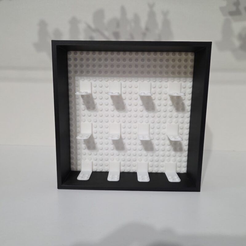 - Suport pentru minifigurine LEGO