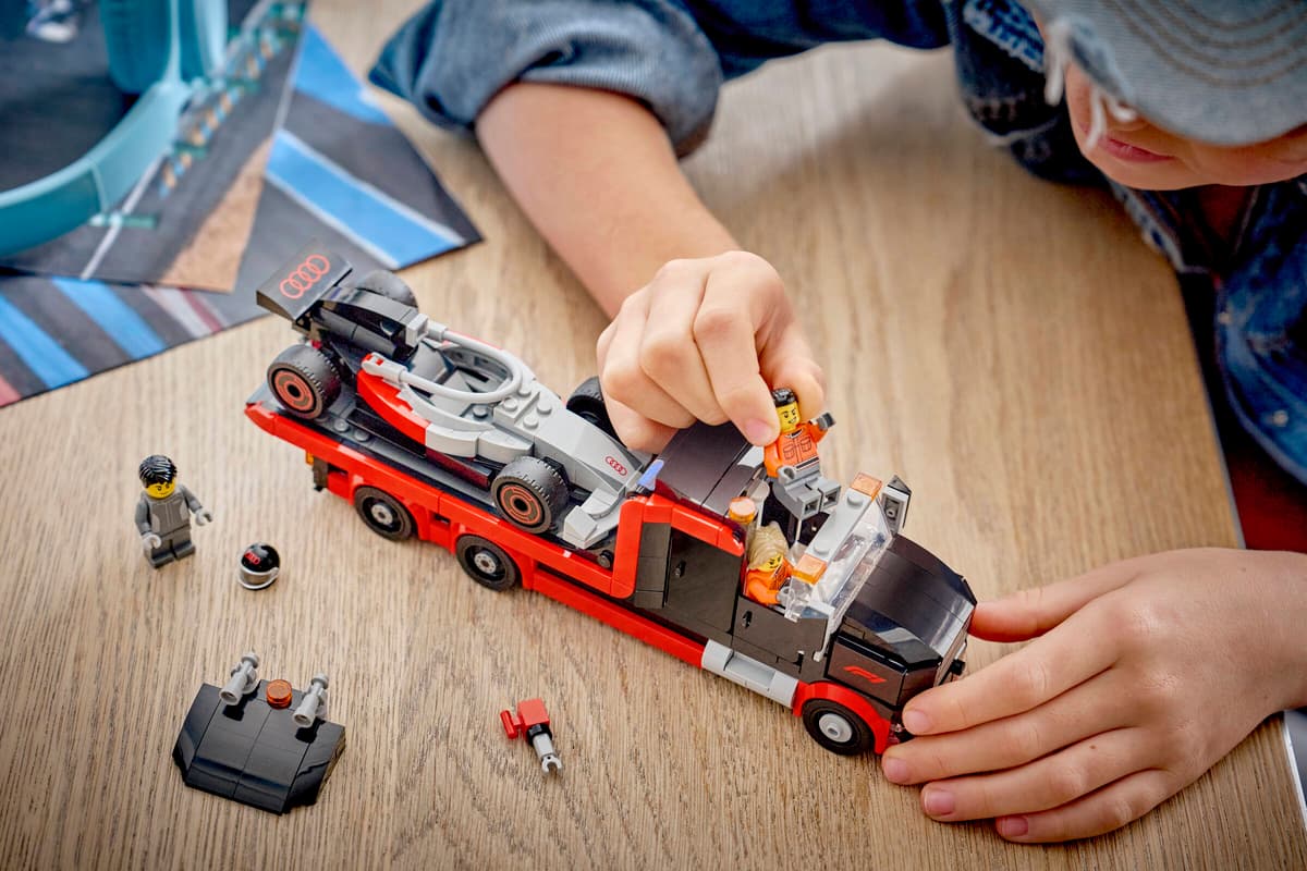 LEGO Camion de prezentare F1® cu mașină de curse Audi F1® - imagine 3