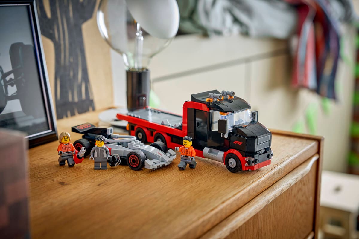 LEGO Camion de prezentare F1® cu mașină de curse Audi F1® - imagine 2