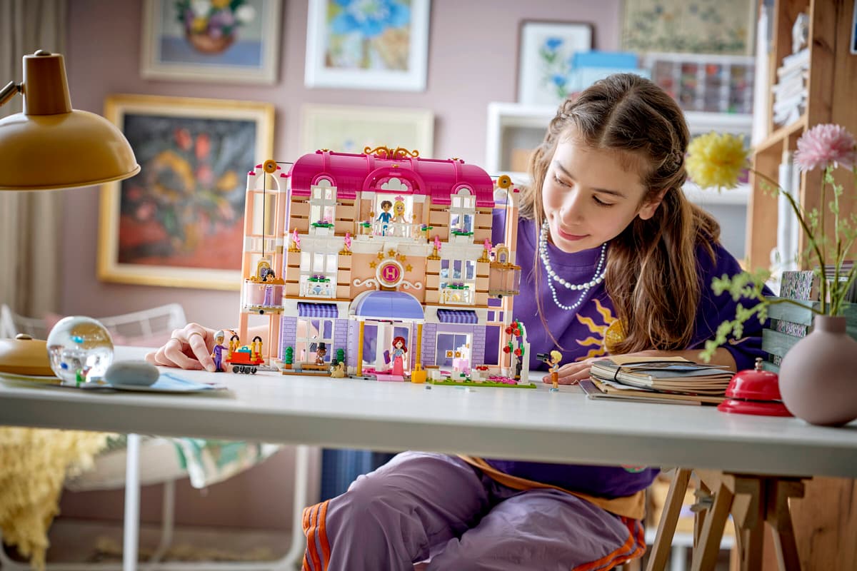 LEGO Grand Hotel din orașul Heartlake - imagine 3