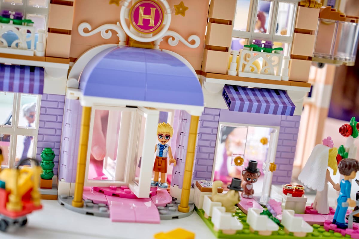 LEGO Grand Hotel din orașul Heartlake - imagine 4