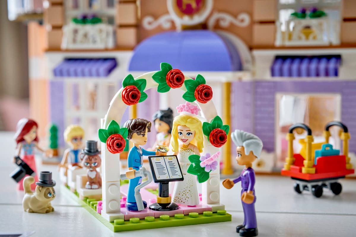 LEGO Grand Hotel din orașul Heartlake - imagine 2