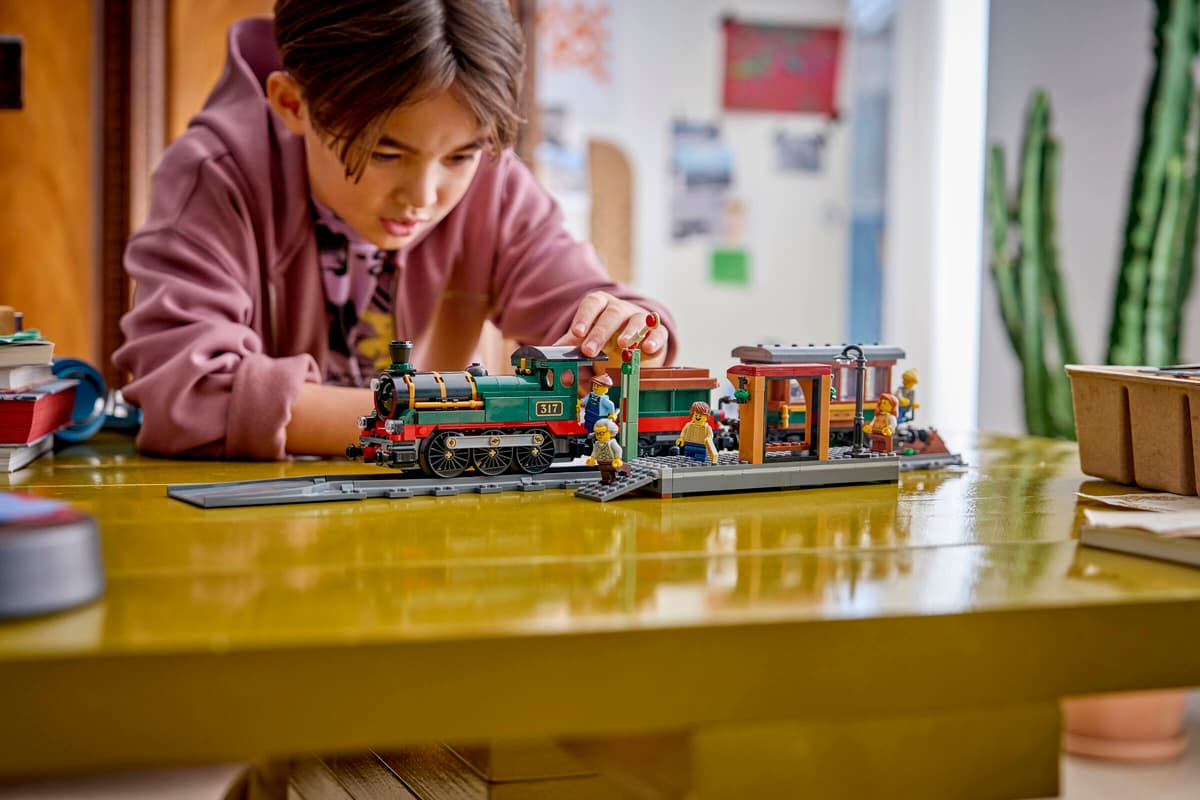 LEGO Tren cu aburi vintage - imagine 3