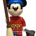 - LEGO Minifigurina Disney 100 Sorcerer's Apprentice Mickey