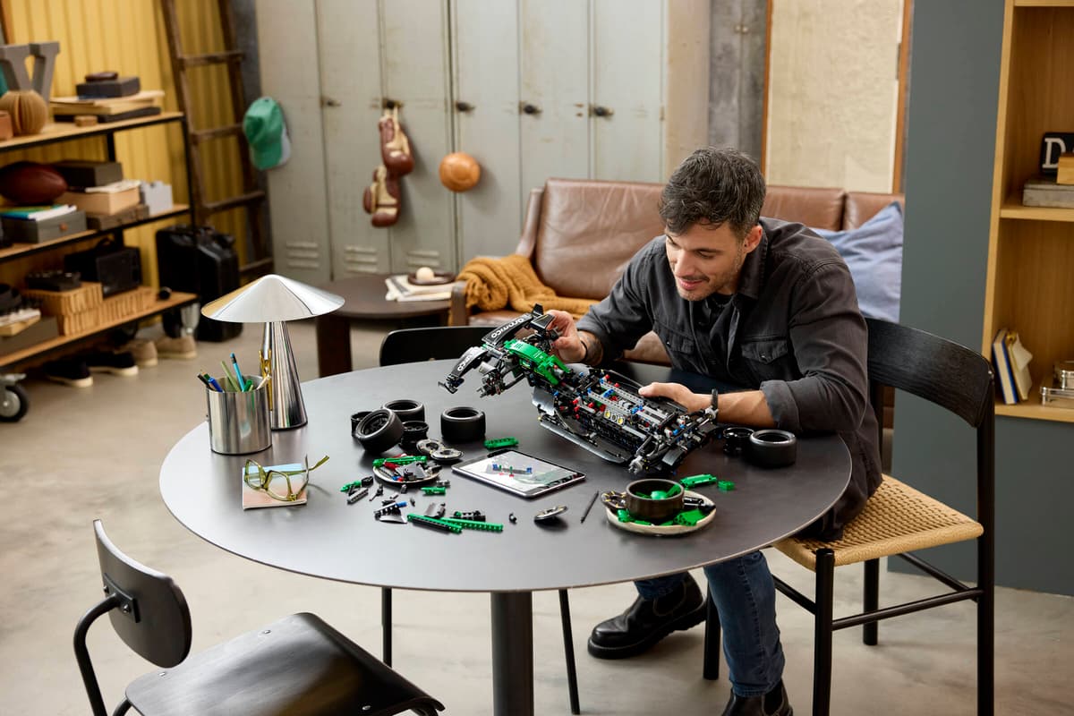 LEGO Mașina F1® Aston Martin Aramco AMR25 - imagine 3
