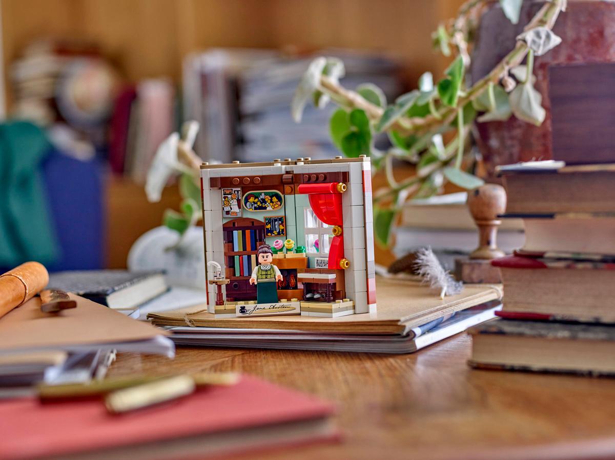 LEGO Omagiu adus cărților lui Jane Austen - imagine 2