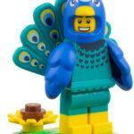 - LEGO Minifigurina seria 28: Peacock Costume Fan