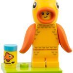 - LEGO Minifigurina seria 28: Goldfish Costume Fan