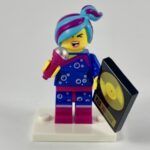 - LEGO Minifigurina The LEGO Movie 2 - Flashback Lucy