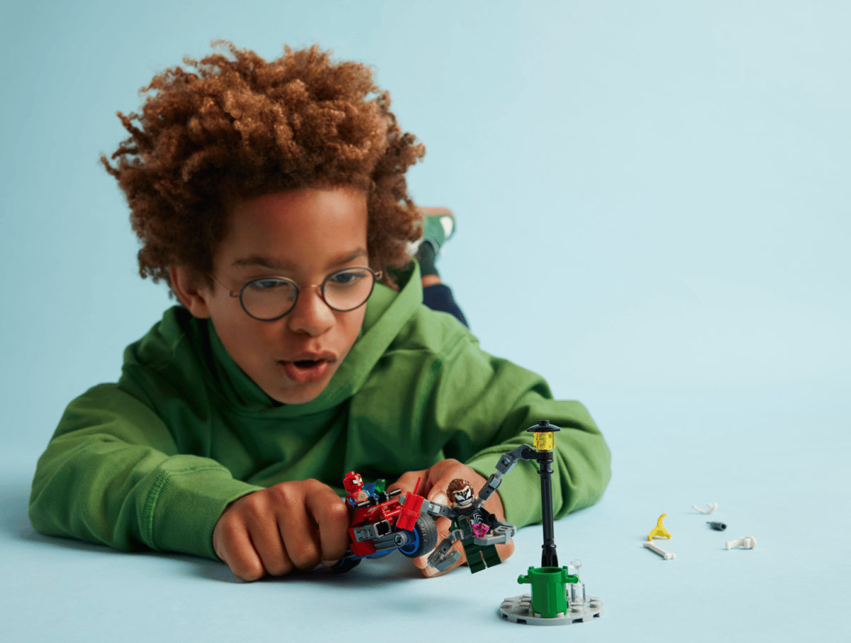 LEGO Urmărire pe motocicletă: Omul Păianjen vs Doc Ock - imagine 2